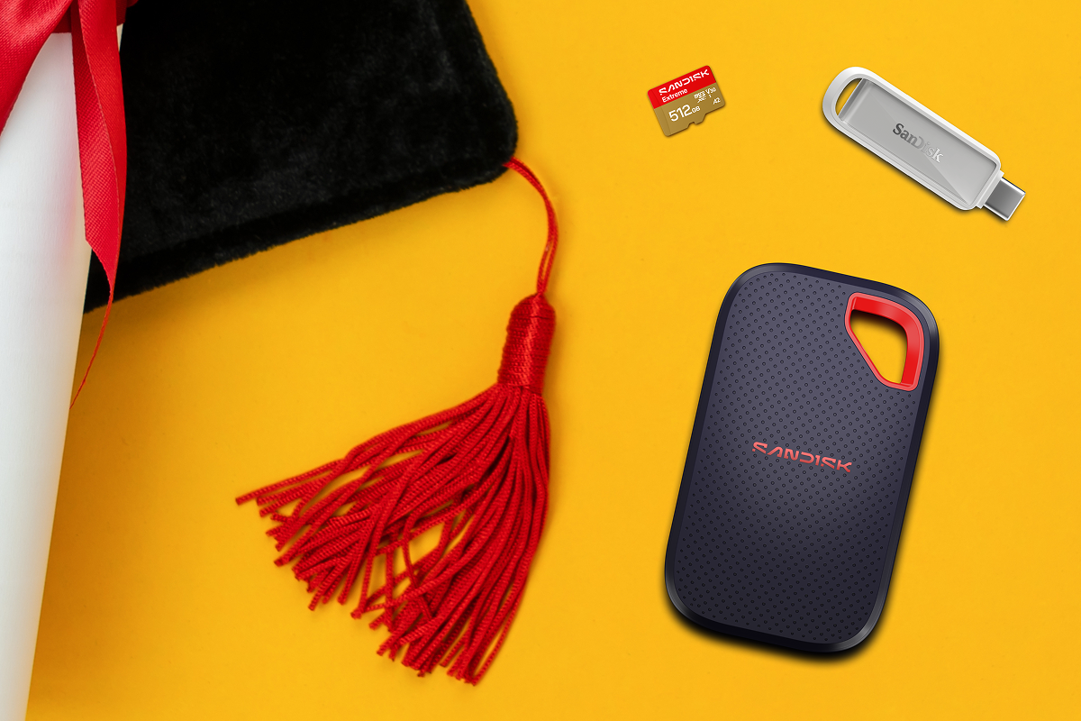 Elementi essenziali per la laurea abbinati all'archiviazione digitale: un mortarboard, un diploma e vari dispositivi di memoria SanDisk tra cui una scheda micro SD, USB e SSD esterno.