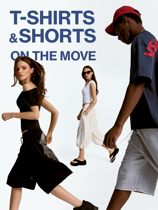 Modelli in look estivi; scritta T-SHIRTS & SHORTS ON THE MOVE.