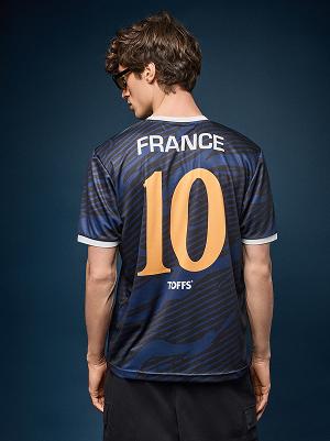 Modello con maglia da calcio della Francia.