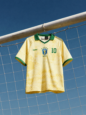 Maglia da calcio del Brasile appesa alla porta.