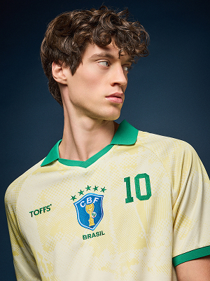 Modello con maglia da calcio del Brasile.