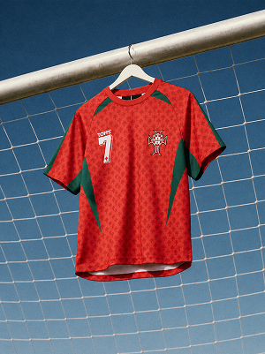 Maglia da calcio del Portogallo appesa alla porta.