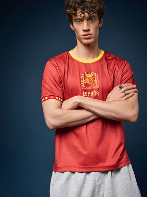 Modello con maglia da calcio della Spagna.