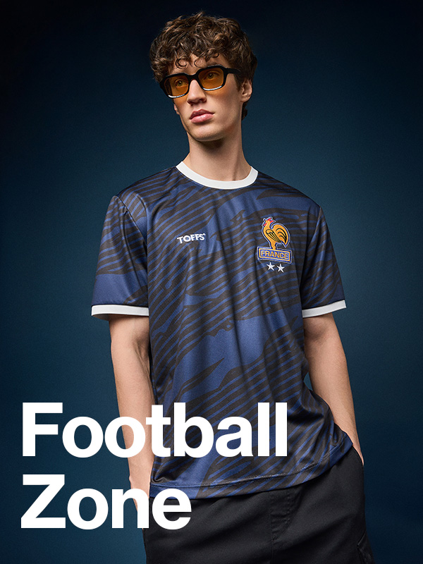 Modello con maglia da calcio della Francia; scritta Football Zone.
