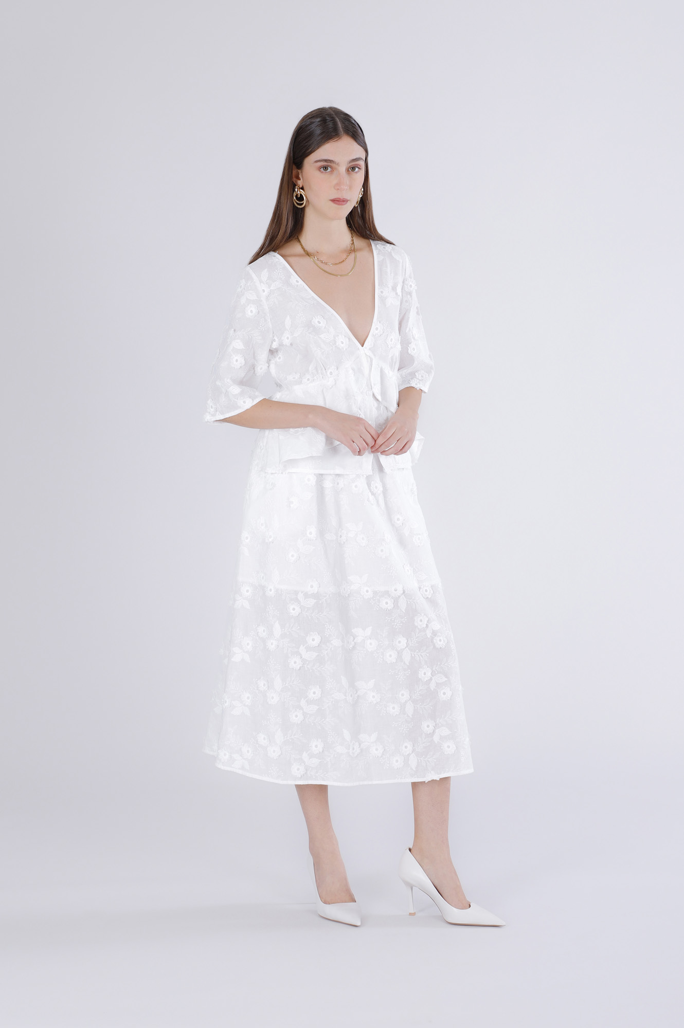 Image of blusa con maciche corte e balza in mussola di cotone ricamata off white