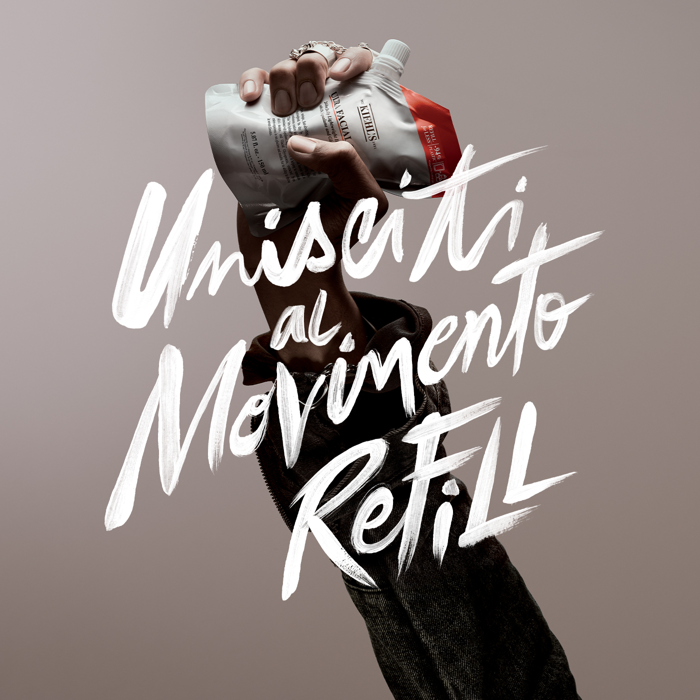 Mano che regge in alto un Refill Kiehl's Ultra Facial Cream. Testo in sovrimpressione: Unisciti al Movimento Refill.