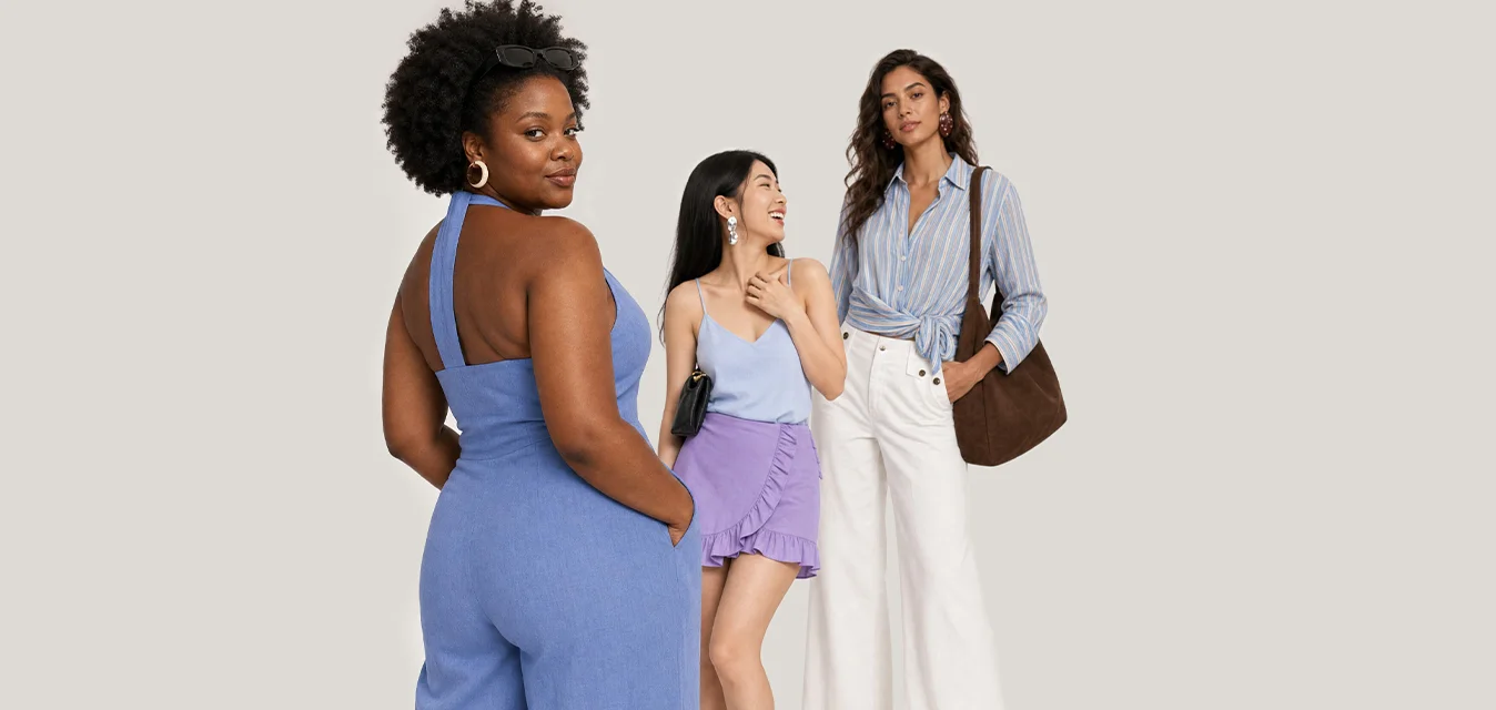 Tre donne posano indossando outfit primaverili eleganti: una tuta blu, un top e una gonna viola, e una camicia a righe con pantaloni bianchi.