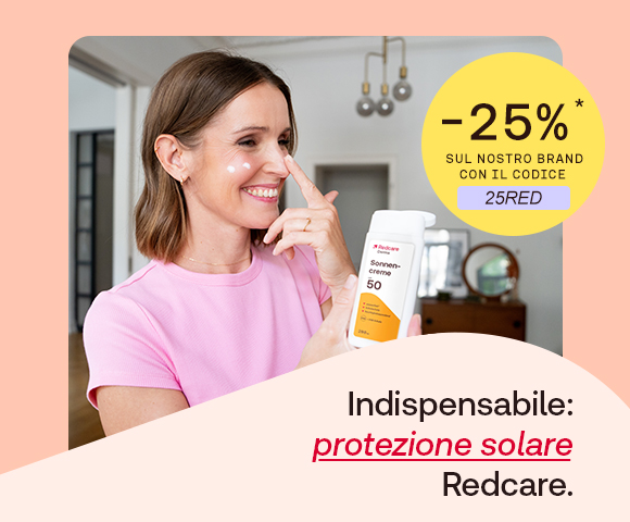 “Donna sorridente mentre applica una crema solare sul viso e tiene in mano un prodotto Redcare SPF 50. Testo promozionale: ‘Indispensabile: protezione solare Redcare’. Offerta -25% sul brand Redcare con codice 25RED.” “Donna sorridente mentre applica una crema solare sul viso e tiene in mano un prodotto Redcare SPF 50. Testo promozionale: ‘Indispensabile: protezione solare Redcare’. Offerta -25% sul brand Redcare con codice 25RED.”