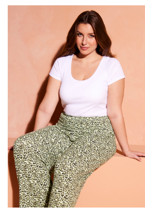 Maglia con reggiseno integrato, scollo a V e mezze maniche