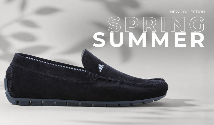 Men's navy suede driving loafer with stitched moc toe and rubber segmented sole, side logo — Spring/Summer new collection