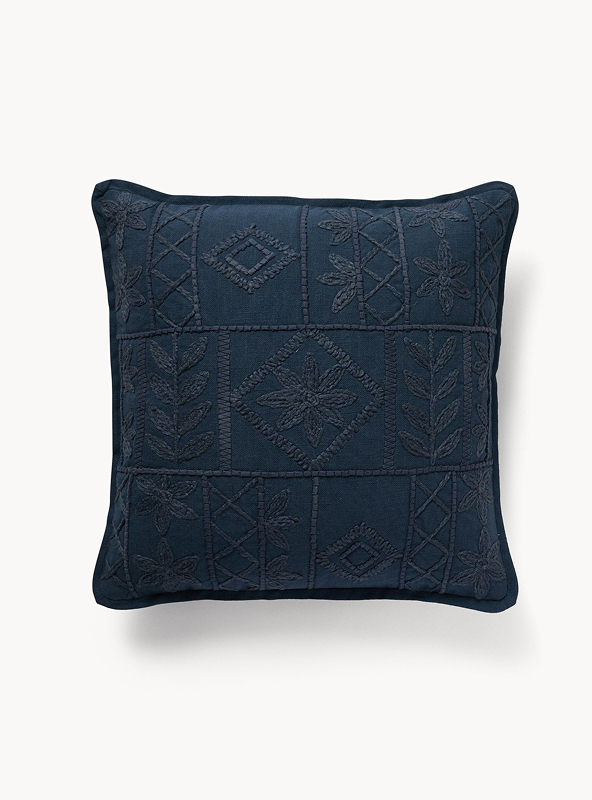Cuscino con ricamo floreale a rilievo 45x45cm