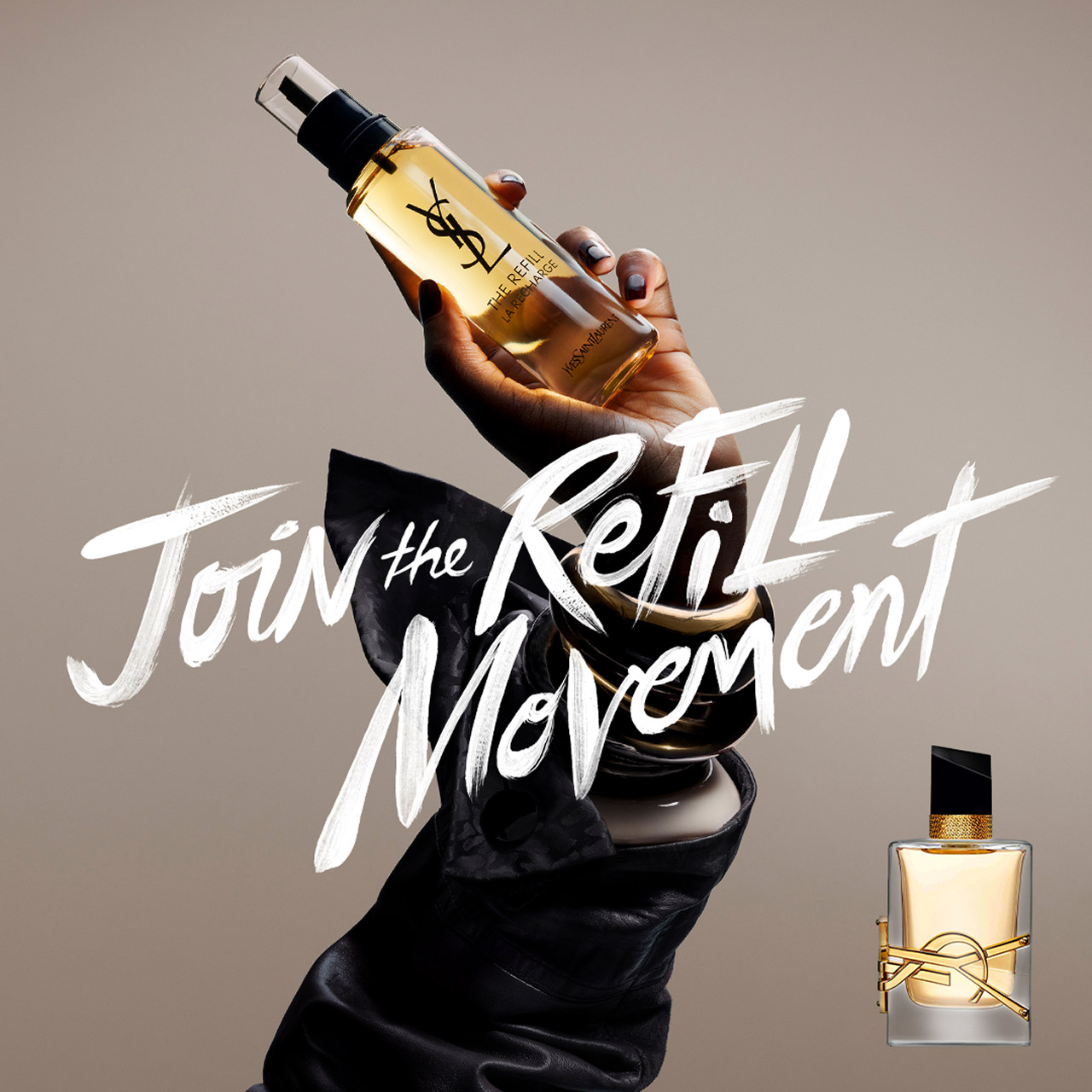 Una mano che tiene una ricarica di profumo YSL Libre accanto alla scritta bianca "Join the Refill Movement", con un flacone Libre.
