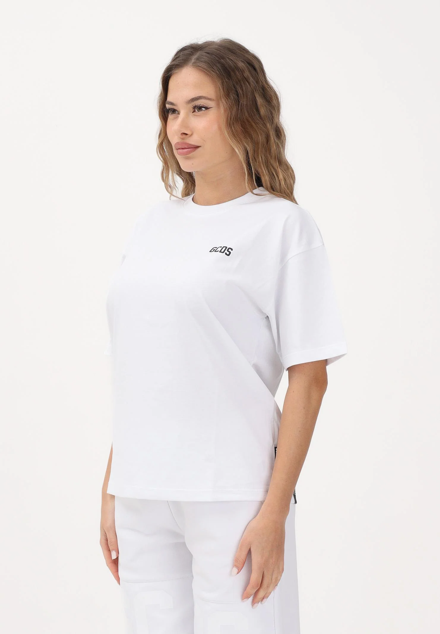 Image of GCDS T-shirt a manica corta bianca per donna, ragazzi e bambini con maxi stampa sul retro