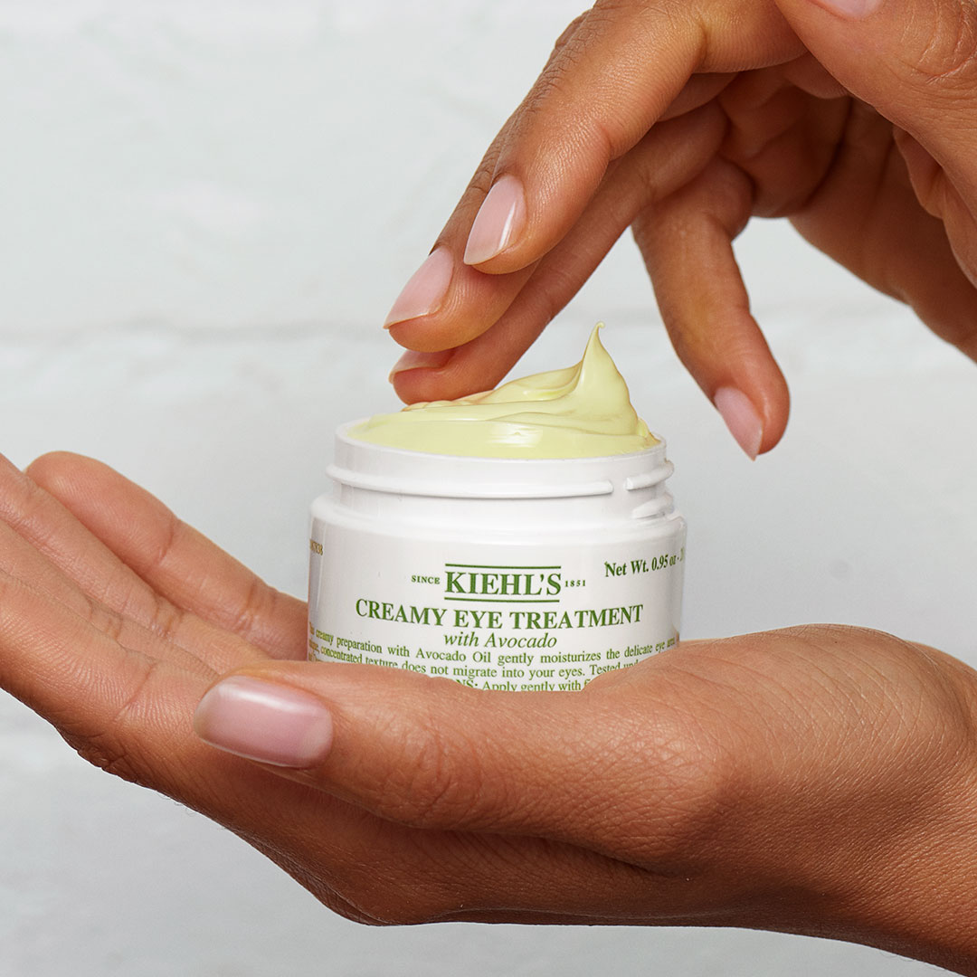 Mani che aprono un vasetto di Creamy Eye Treatment with Avocado Kiehl's
