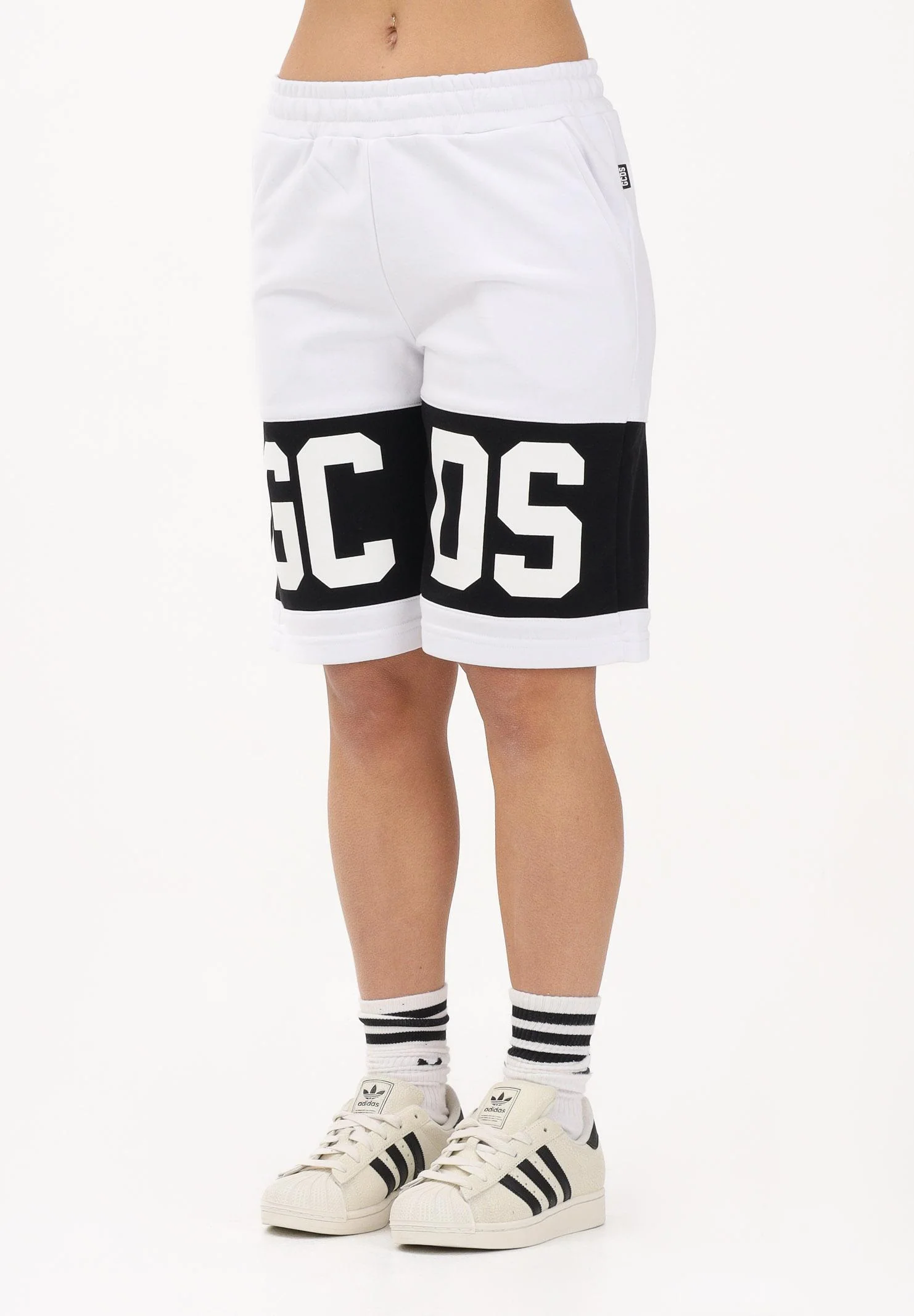 Image of GCDS Shorts sportivo bianco per donna, ragazzi e bambini con stampa logo