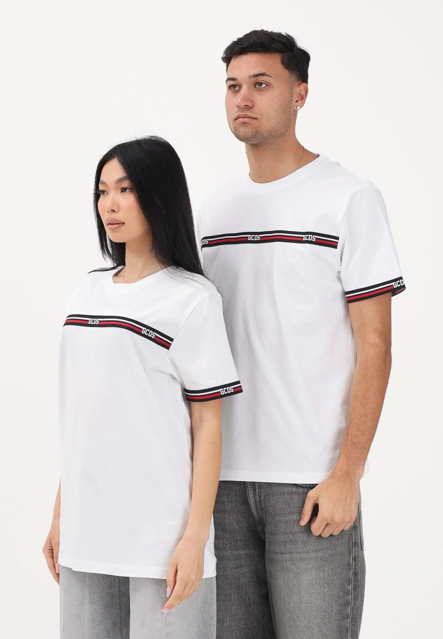 Image of GCDS T-shirt a manica corta bianca per uomo e donna con bande logate