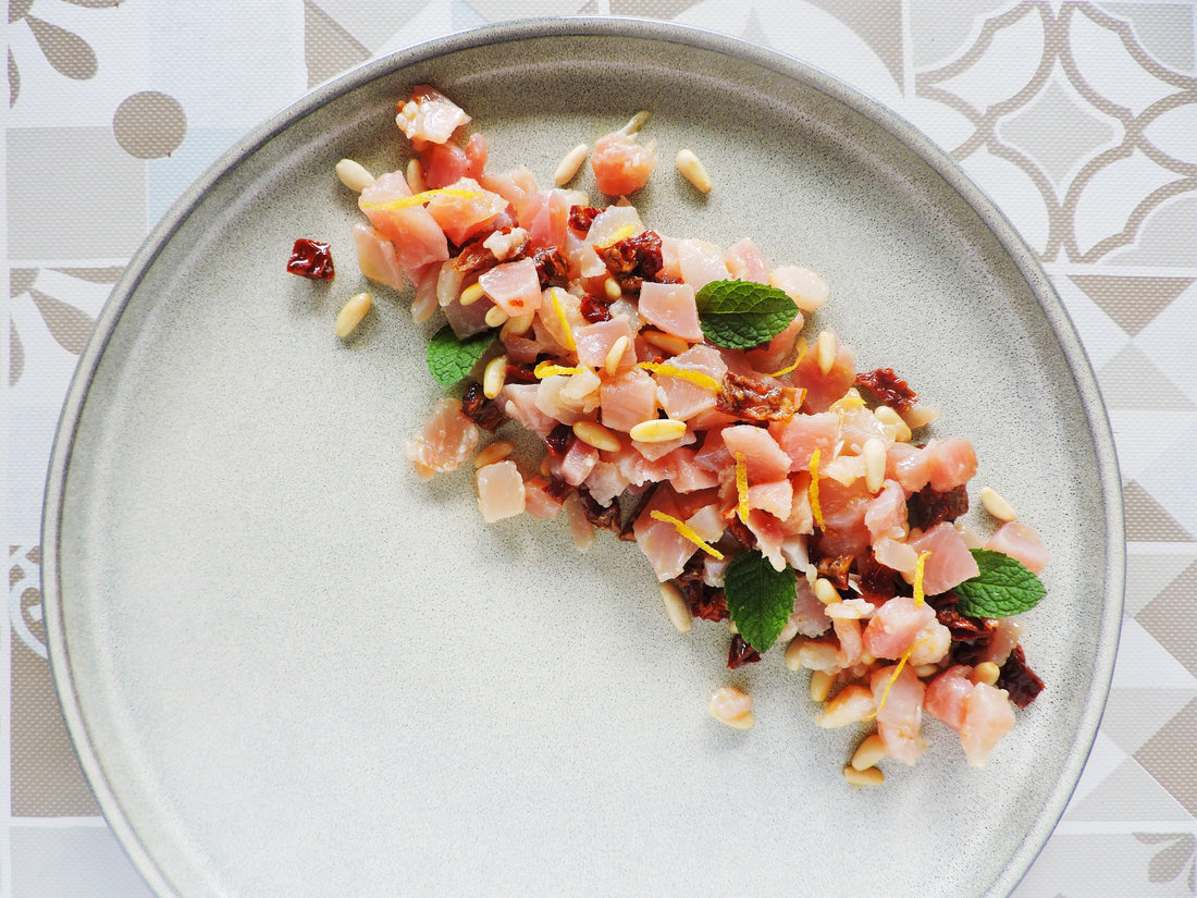 Tartare di tonno al limone con pomodori secchi e pinoli tostati