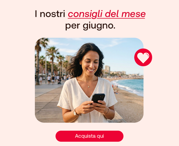 Donna che sorride guardando il cellulare. Testo: “I nostri consigli del mese per giugno”. Pulsante rosso: “Acquista qui”. Donna che sorride guardando il cellulare. Testo: “I nostri consigli del mese per giugno”. Pulsante rosso: “Acquista qui”.