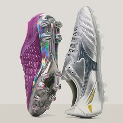 Scarpe da calcio con una tomaia in tessuto testurizzato viola e un design argentato lucido con dettagli, entrambe dotate di tacchetti stampati per garantire aderenza.