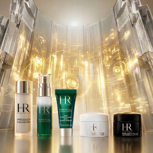 Gamma di prodotti per la cura della pelle Helena Rubinstein, tra cui le linee Prodigy Cellglow, Powercell e Replasty, esposti su uno sfondo futuristico luminoso.