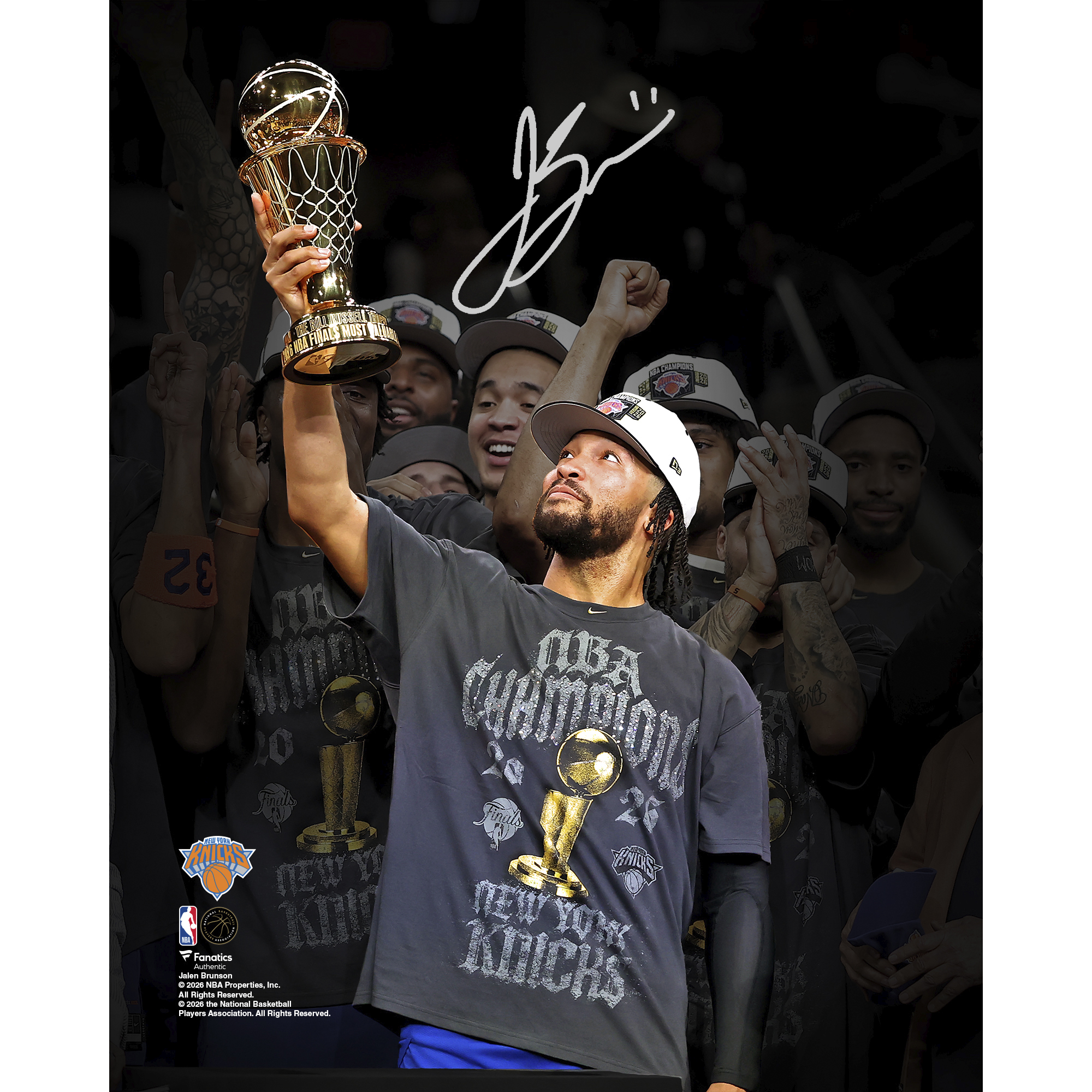 Fotografia autografata di Jalen Brunson dei New York Knicks, campioni NBA delle finali 2026, formato 8" x 10", con in mano il trofeo di MVP delle finali.