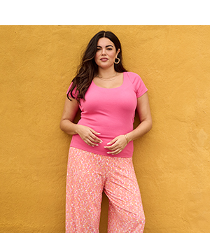 Maglia con reggiseno integrato, scollo a V e mezze maniche
