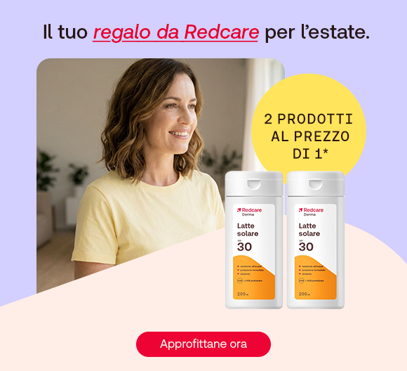 “Donna sorridente in ambiente domestico accanto a due confezioni di latte solare Redcare Derma SPF 30. Testo: ‘Il tuo regalo da Redcare per l’estate’. Promozione ‘2 prodotti al prezzo di 1’ con pulsante ‘Approfittane ora’.” “Donna sorridente in ambiente domestico accanto a due confezioni di latte solare Redcare Derma SPF 30. Testo: ‘Il tuo regalo da Redcare per l’estate’. Promozione ‘2 prodotti al prezzo di 1’ con pulsante ‘Approfittane ora’.”