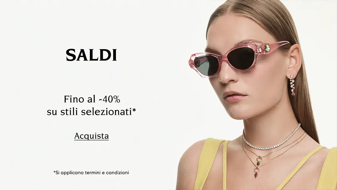 Modella con gioielli Swarovski. Il testo recita “SALDI ANTEPRIMA ESCLUSIVA Fino al -40% su stili selezionati* *Si applicano termini e condizioni”. Il pulsante cliccabile recita “Acquista”