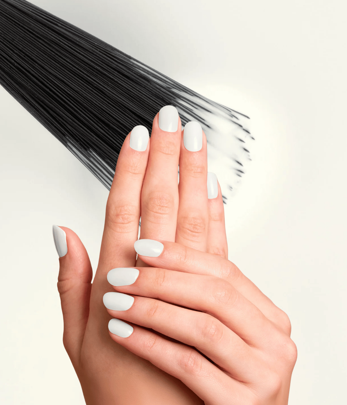 Mani con unghie colorate dal colore 102 coconut kiss Mesauda Gelegant