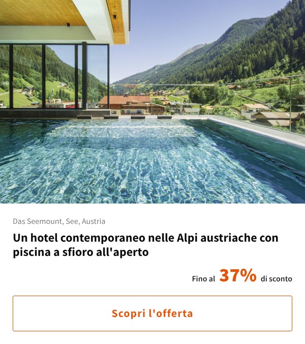Un hotel contemporaneo nelle Alpi austriache con piscina a sfioro all'aperto