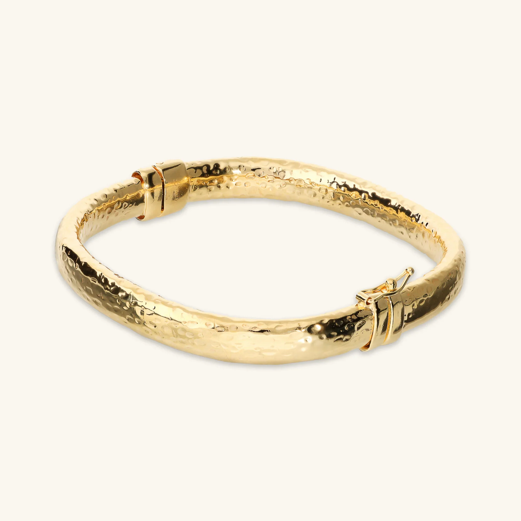 Image of Bracciale Rigido Quadrato Martellato