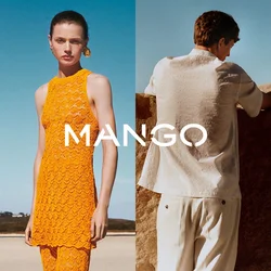 Abito arancione in crochet senza maniche con un motivo a corolla, abbinato a una camicia bianca a maniche corte con texture, in un'ambientazione naturale all'aperto.