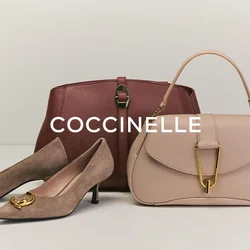 Coppia di scarpe basse in camoscio marrone con fibbia dorata, borsa in pelle marrone con chiusura e borsa beige con fibbia dorata su superficie bianca.
