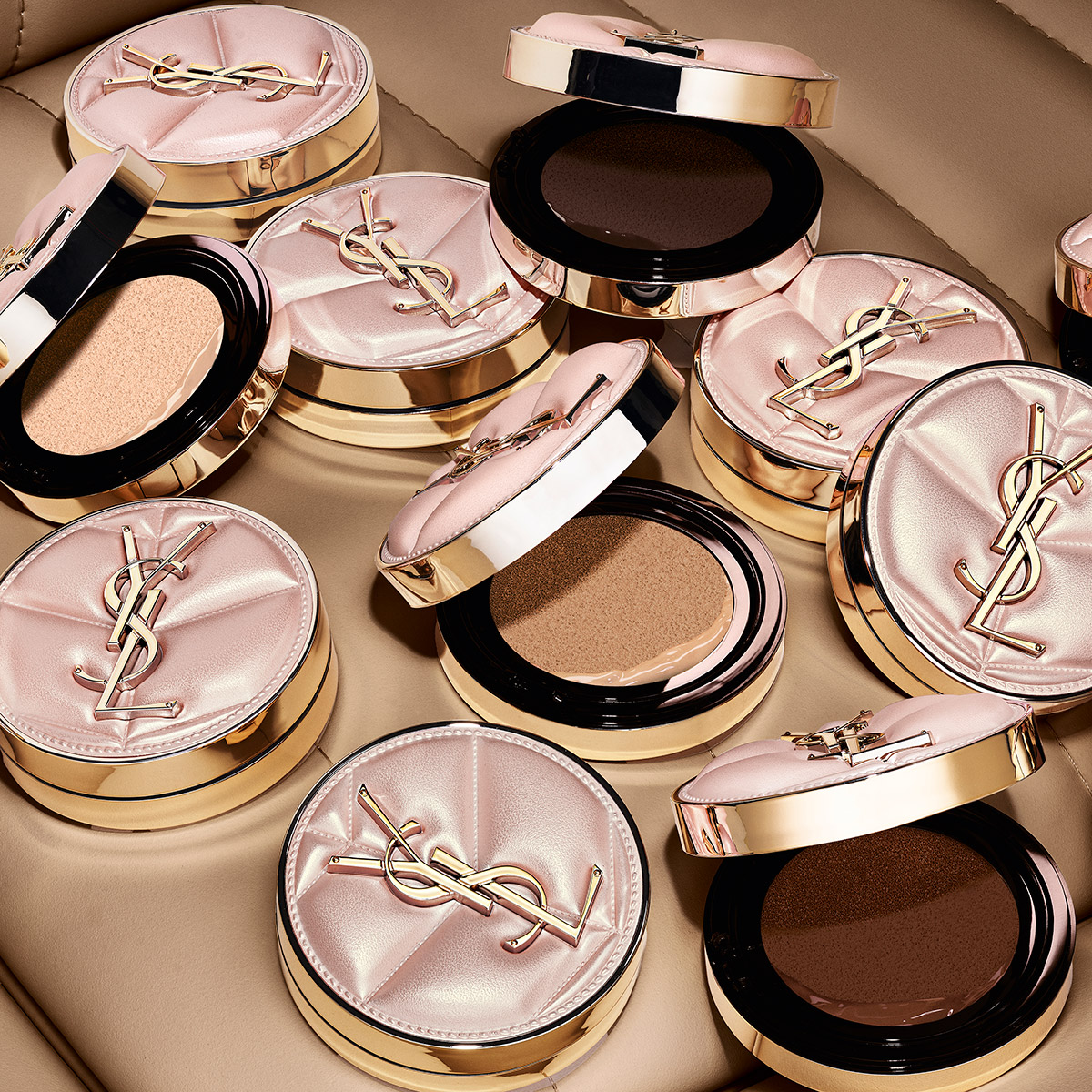 Molteplici fondotinta cushion YSL con astucci trapuntati rosa e oro presentati in varie tonalit&agrave;.