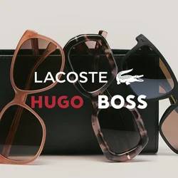 Tre paia di occhiali da sole di stili e colori diversi appoggiati a una custodia rettangolare nera su uno sfondo semplice.