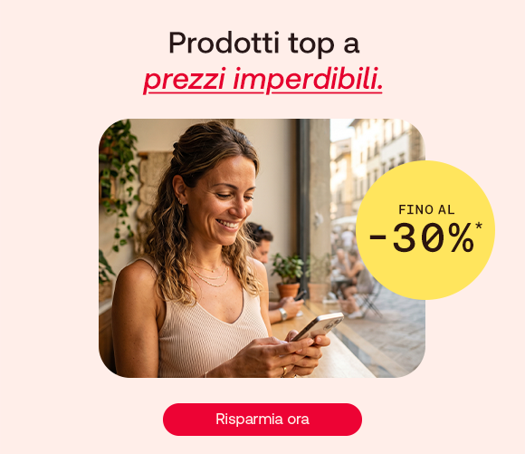 &ldquo;Donna sorridente mentre usa lo smartphone seduta in un locale. Testo: &lsquo;Prodotti top a prezzi imperdibili&rsquo;. Offerta fino al -30% e pulsante &lsquo;Risparmia ora&rsquo;.&rdquo;