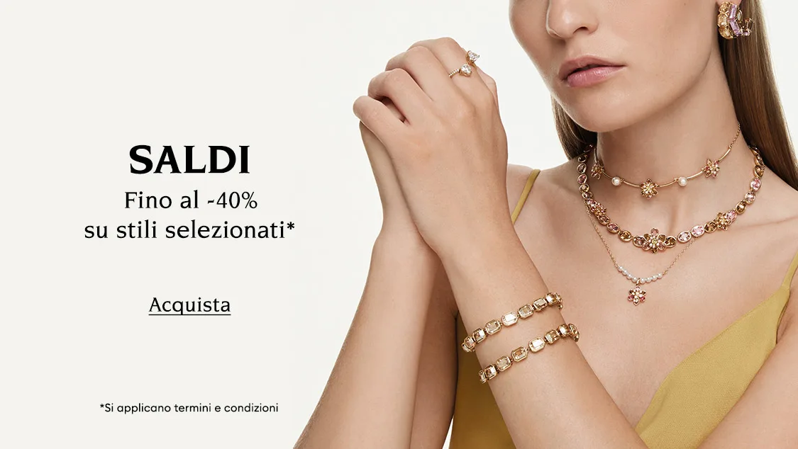 Modella con gioielli Swarovski. Il testo recita “SALDI Fino al -40% su stili selezionati* *Si applicano termini e condizioni”. Il pulsante cliccabile recita “Acquista”