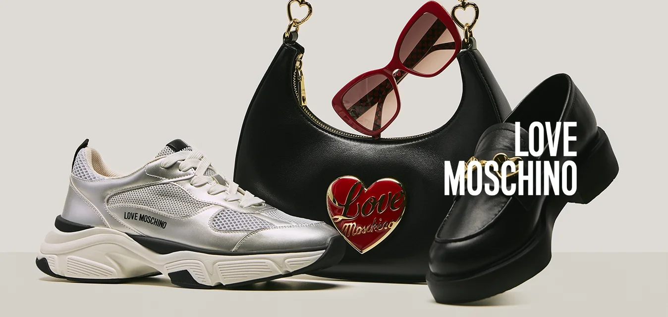 Sneakers argentati con dettagli in mesh, una borsa nera con un logo a forma di cuore rosso, e mocassini neri chunky con hardware dorato, oltre a occhiali da sole rossi.