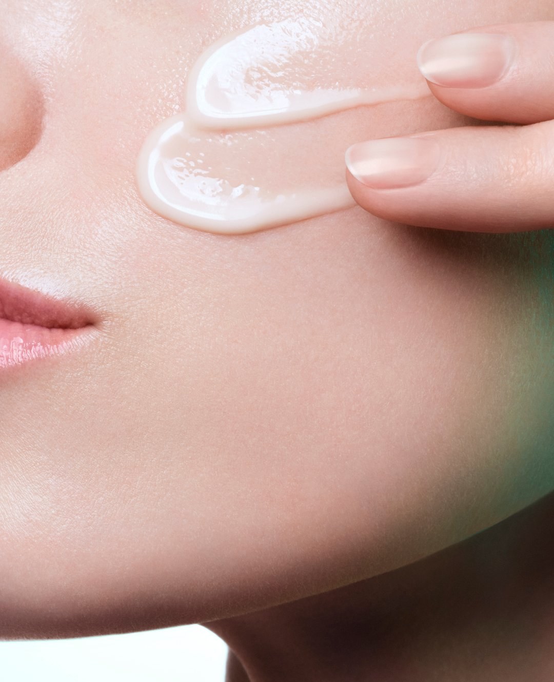 Viso di donna che illustra l'azione cellulare del siero contro lo skin burnout.