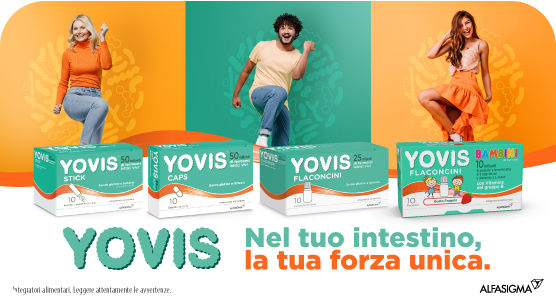 &ldquo;Gamma di prodotti Yovis per il benessere intestinale, tra cui Stick, Caps, Flaconcini e Bambini, con tre persone sorridenti sullo sfondo. Testo: &lsquo;Yovis. Nel tuo intestino, la tua forza unica.&rsquo;.&rdquo;