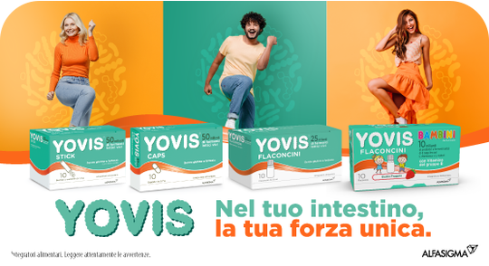 &ldquo;Gamma di prodotti Yovis per il benessere intestinale, tra cui Stick, Caps, Flaconcini e Bambini, con tre persone sorridenti sullo sfondo. Testo: &lsquo;Yovis. Nel tuo intestino, la tua forza unica.&rsquo;.&rdquo;