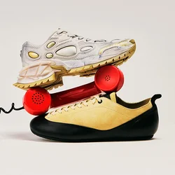 Un ricevitore telefonico vintage rosso bilanciato tra due scarpe da tennis, una beige e nera e l'altra grigio chiaro con dettagli gialli, su uno sfondo semplice.