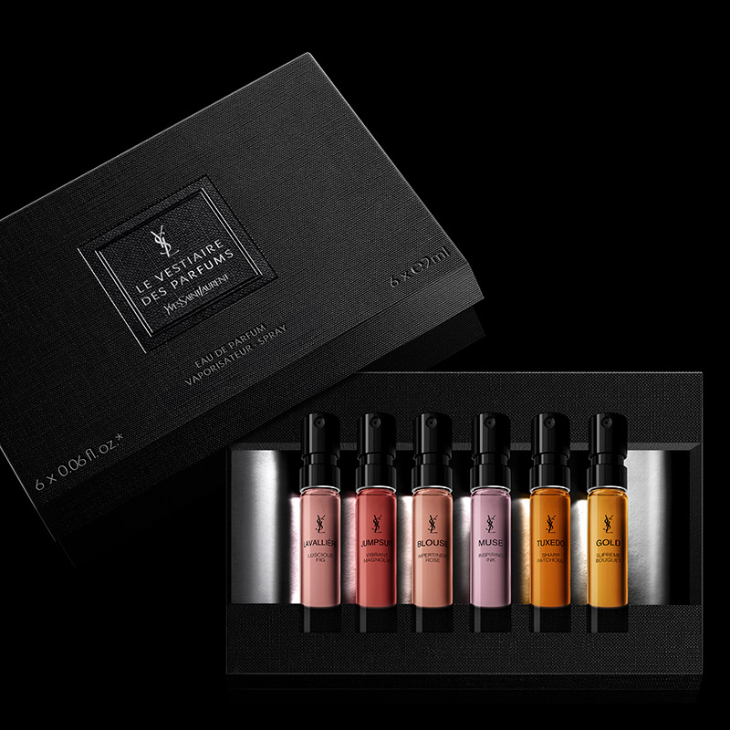Un set di scoperta di lusso nero testurizzato "Le Vestiaire des Parfums" di YSL contenente sei miniature di profumo colorate.