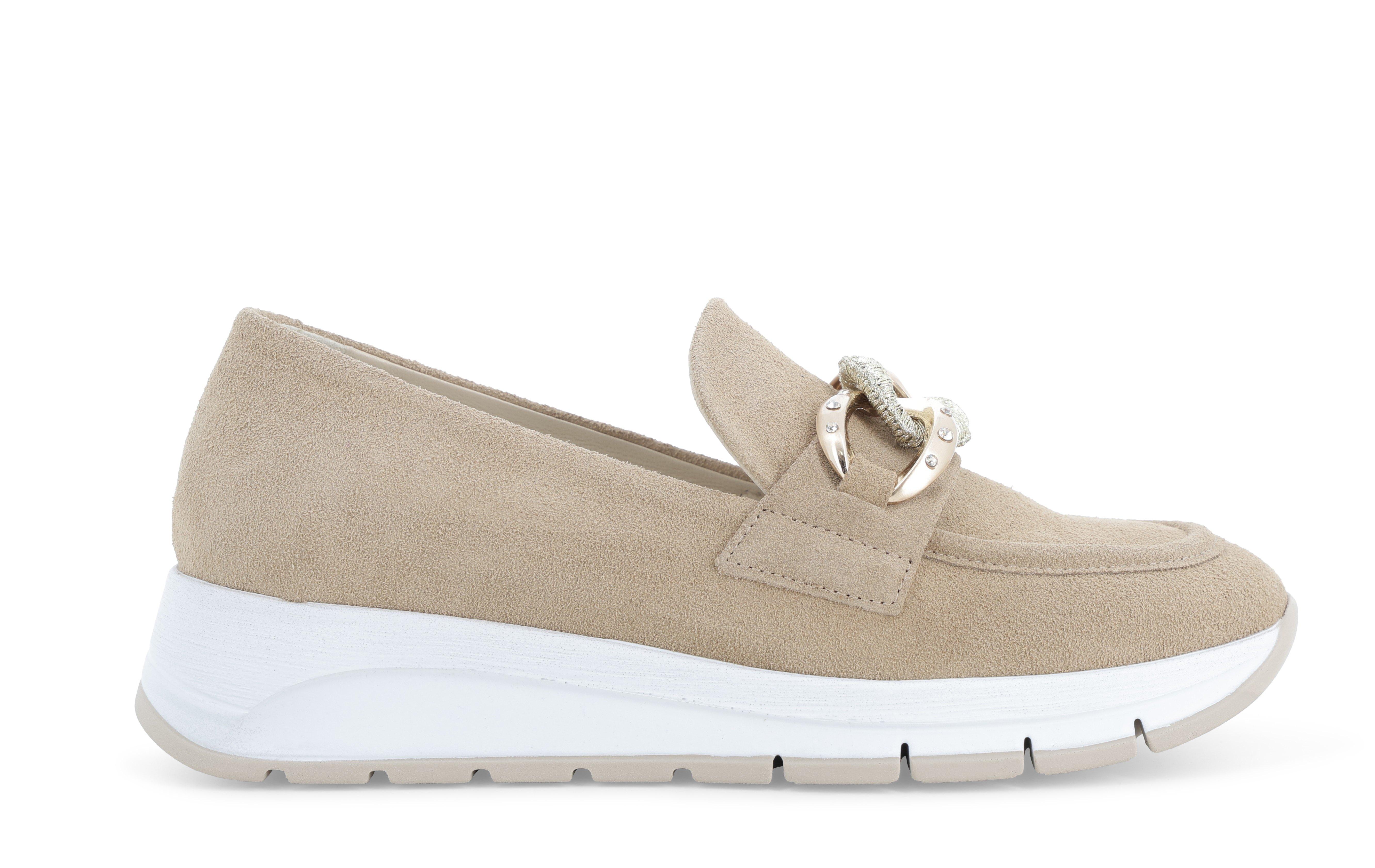 Mocassino slip-on in camoscio beige con catena r20091
