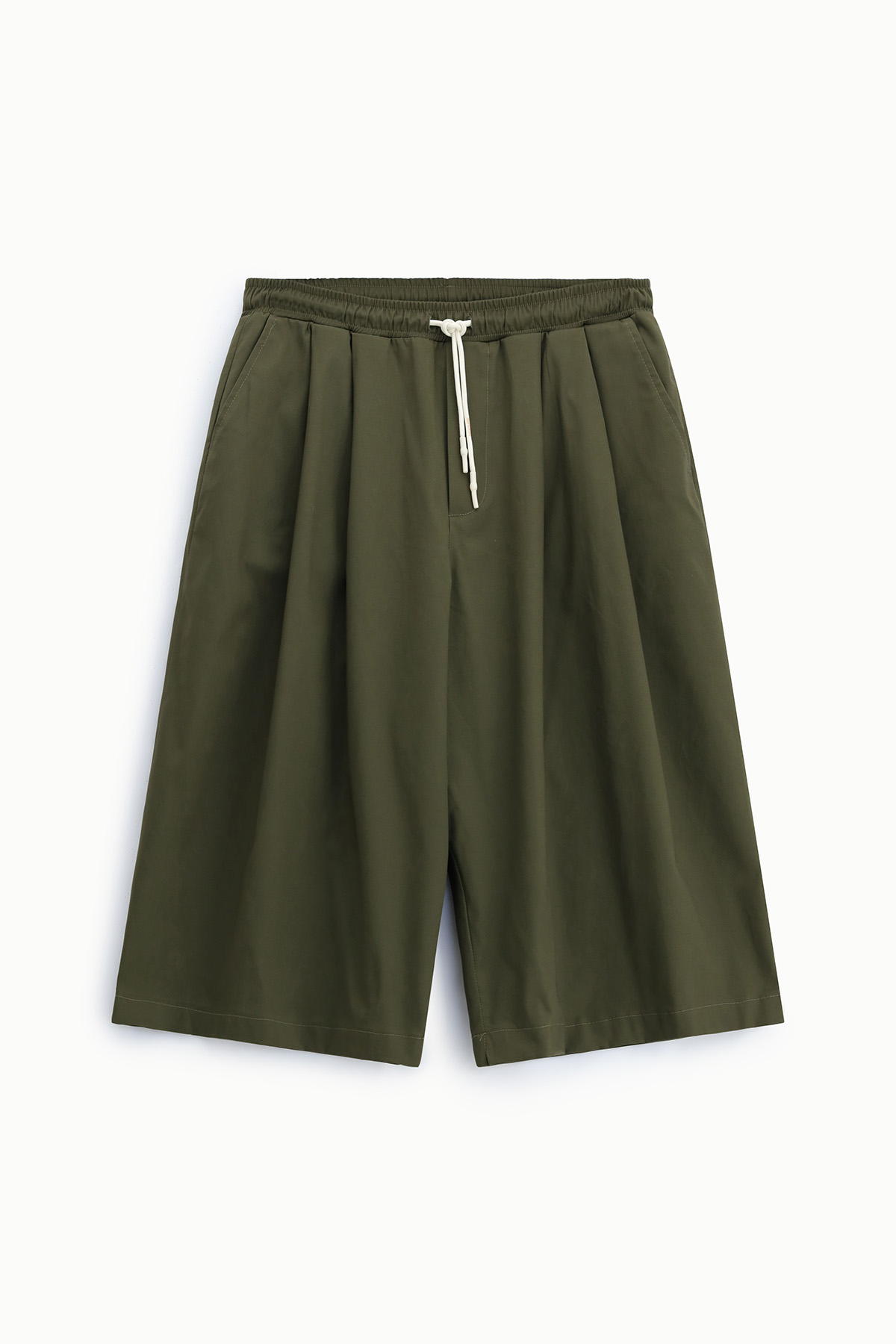 Olive-green wide-leg knee-length casual shorts with elastic drawstring waist, side pockets and front pleats, flat-lay on white background