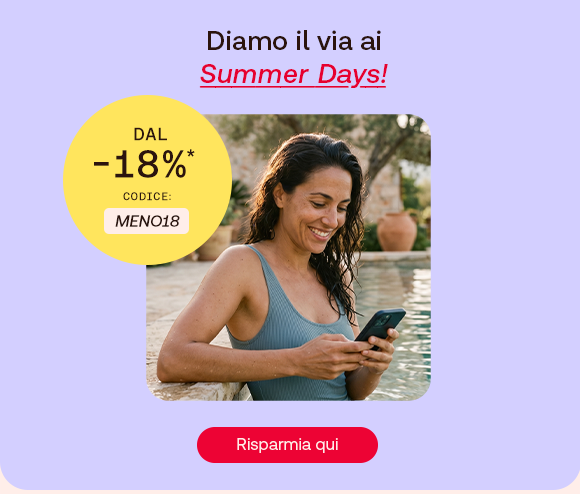 “Donna sorridente seduta a bordo piscina mentre usa lo smartphone. Testo: ‘Diamo il via ai Summer Days!’. Offerta dal -18% con codice MENO18 e pulsante ‘Risparmia qui’.” “Donna sorridente seduta a bordo piscina mentre usa lo smartphone. Testo: ‘Diamo il via ai Summer Days!’. Offerta dal -18% con codice MENO18 e pulsante ‘Risparmia qui’.”