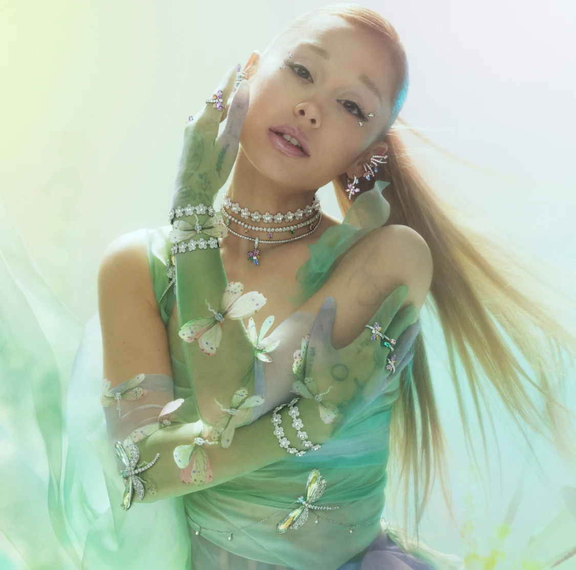 Ariana Grande che indossa i gioielli della Ariana Grande x Swarovski Capsule collection