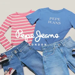 Due outfit casual con scarpe da bambini: una maglia a maniche lunghe rosa a righe con jeans e scarpe da ginnastica rosa, una t-shirt blu Pepe Jeans con pantaloncini in denim e scarpe da ginnastica blu navy.