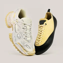 Due scarpe fluttuanti: a sinistra una sneaker bianca e beige chunky, a destra una scarpa allacciata nera e gialla elegante.