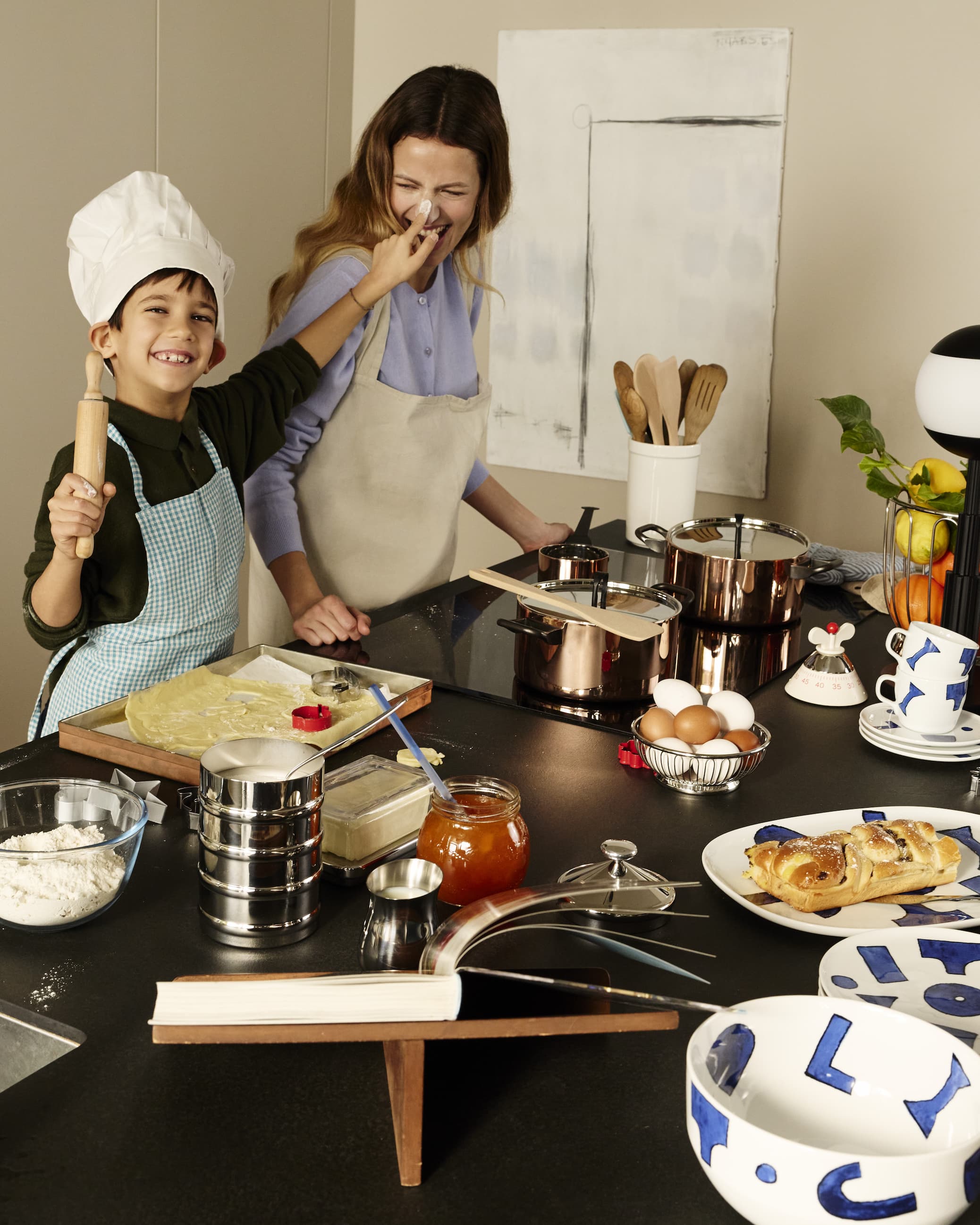 Pentole Alessi in azione, design italiano elegante per la cucina di tutti i giorni